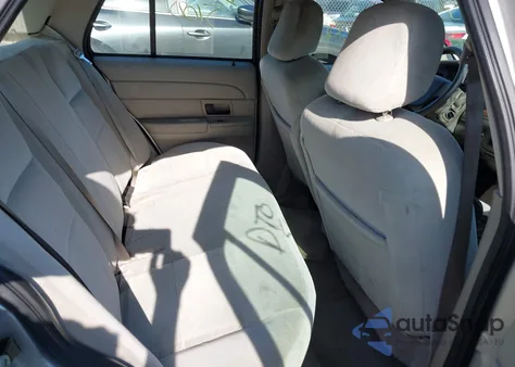 2008 Ford Crown Victoria Standard z USA, uszkodzony, nr VIN 2FAFP73V88X154724